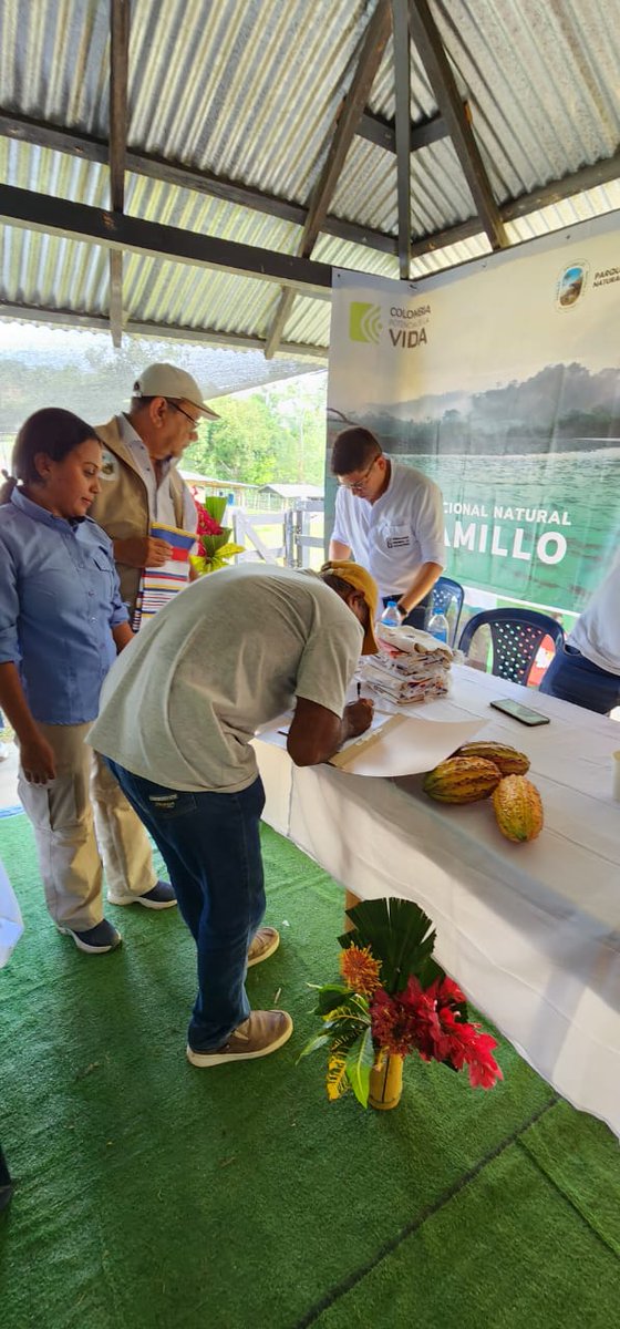 ParquesColombia's tweet photo. #EnParques🏞 Hoy completamos 130 #AcuerdosdeConservación con apoyo de @UKinColombia y @KfW. Magnífico esfuerzo del equipo de @ParquesColombia.

Esta zona, San José de Ure, ha sufrido efectos terribles del conflicto. El #GobiernodelCambio transforma la vida de nuestros campesinos. https://t.co/qdG0oBS5td