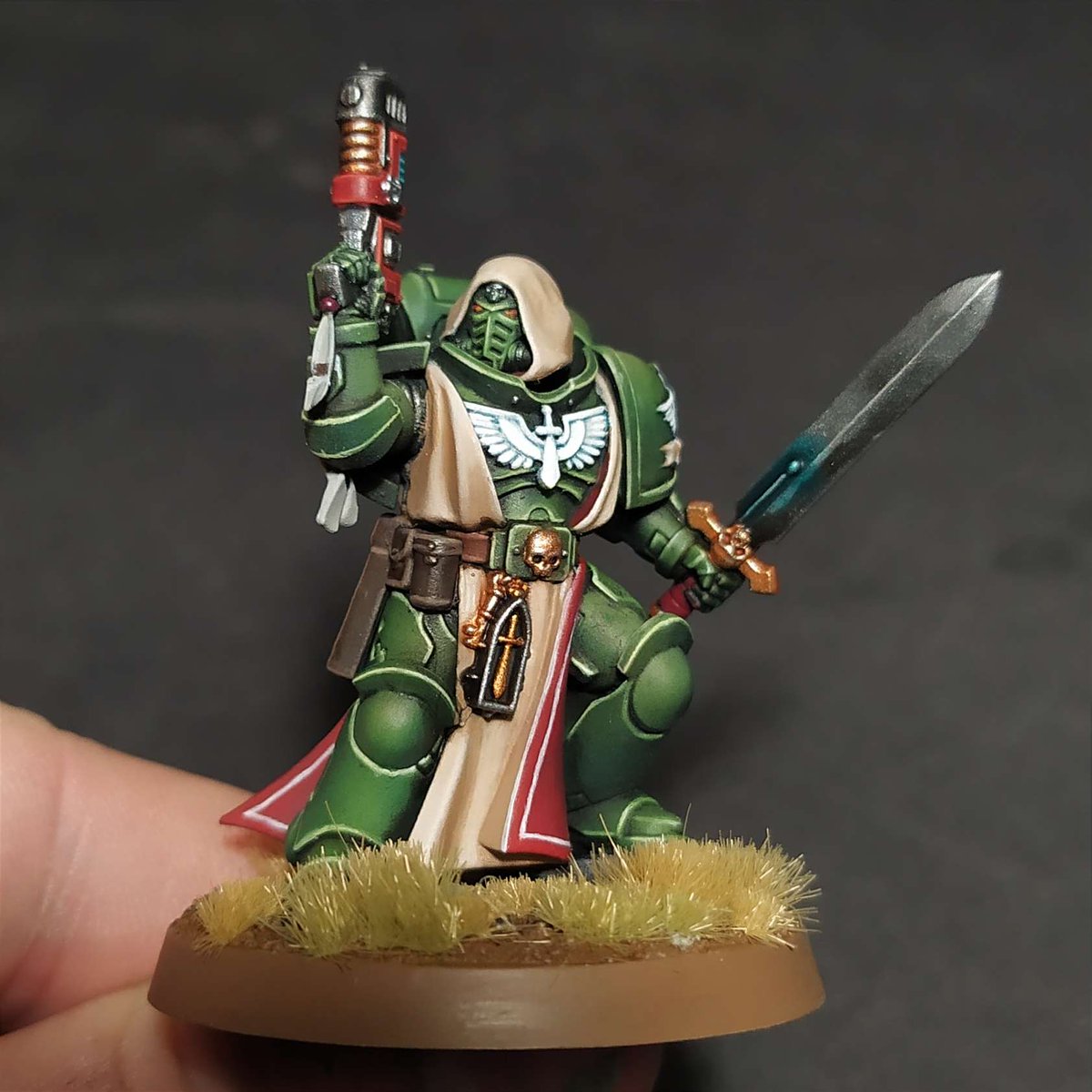 Finished this little friend ! He's not perfect but I like him a lot :D
I never played 10th yet, is it any good ?
#warhammer40k #WarhammerCommunity #darkangels #darkangels40k