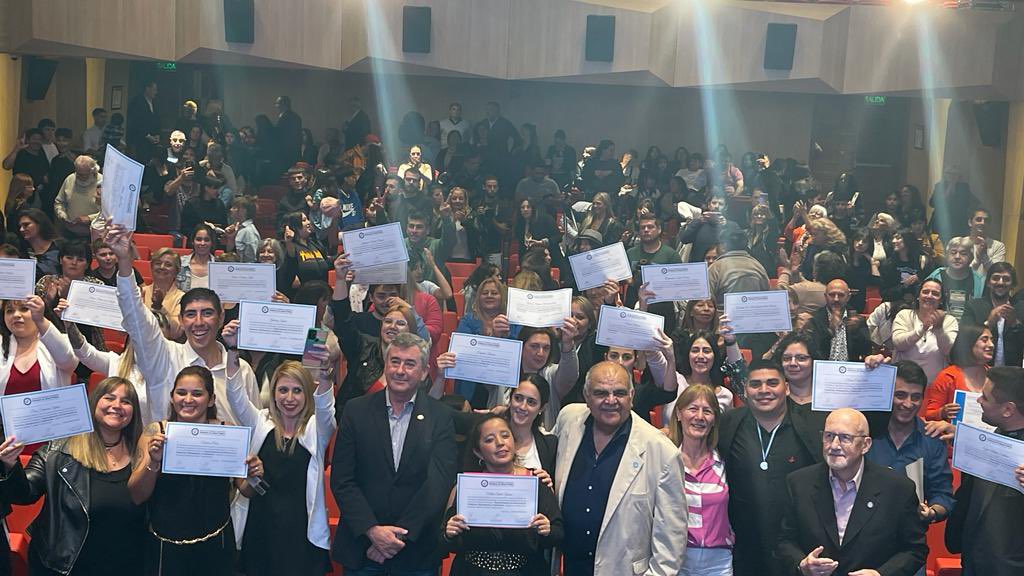 Acto Académico de Egresados 2023 del <a href="/InstitutodelSSP/">Instituto del SSP</a>  sede Mar del Plata. Entregan los Diplomas a los Egresados nuestro Secretario General <a href="/vascozubieta/">Zubieta Miguel Angel</a> y el Sec. de Capacitación <a href="/JulioCReynoso4/">Julio Reynoso</a> y miembros de Comisión Directiva. 
Felicitaciones a todas y todos los Egresados!
