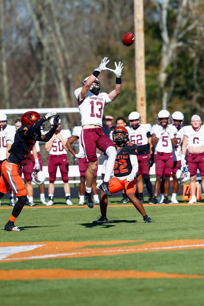 RJHairston3's tweet photo. i am blessed to receive my 4th offer to @FairmontStateFB!!
@Coach_QWilson 
@Coachweiss30 
@beavernationFB 
@KevinMoses38 https://t.co/8GX2K8wnv4