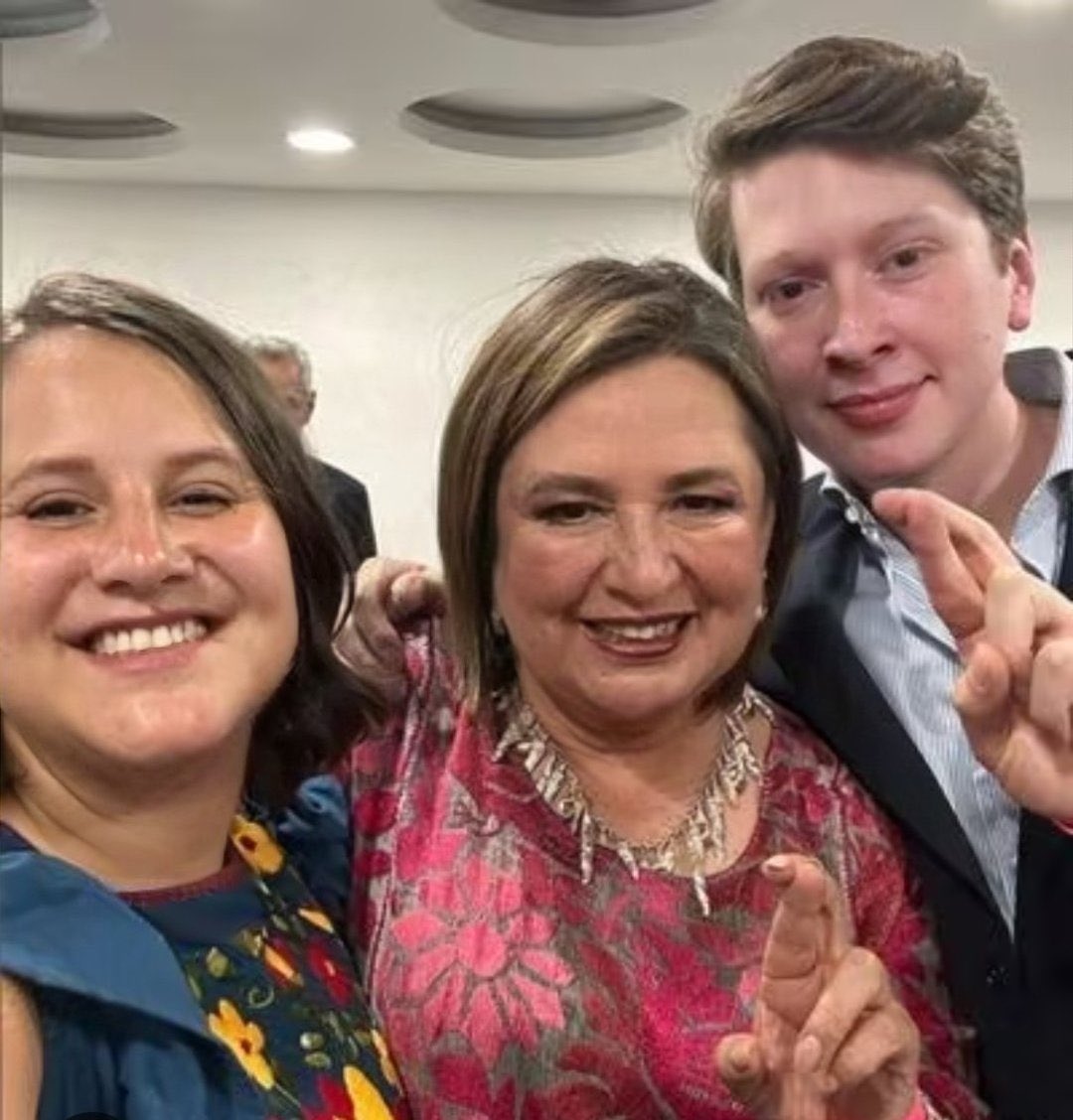 Ryo 💞 (@ryo_hermoso) on Twitter photo Los hijos de Xóchitl Gálvez NO SON TALEGONES, ELLOS SÍ TRABAJAN.🥳
Ellos no tienen una red de corrupción, ni de tráfico de influencias como los hijos del viejillo con EL CLAN!
Mi voto es para <a href="/XochitlGalvez/">Xóchitl Gálvez Ruiz</a>
Quién se apunta ? 🙋♀️👇👏👏 Los hijos de Xóchitl Gálvez NO SON TALEGONES, ELLOS SÍ TRABAJAN.🥳
Ellos no tienen una red de corrupción, ni de tráfico de influencias como los hijos del viejillo con EL CLAN!
Mi voto es para <a href="/XochitlGalvez/">Xóchitl Gálvez Ruiz</a>
Quién se apunta ? 🙋♀️👇👏👏