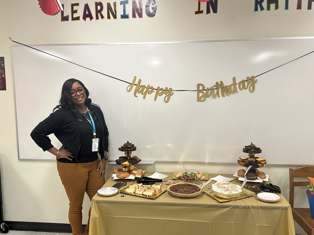 ElizabethBA10's tweet photo. A treat for our “Treat!” 😁 Please help me wish @TheGriffins22 first class Demo Teacher @jnikkib82 a fantastic sugar-filled birthday! https://t.co/oHo2gRZ6k9