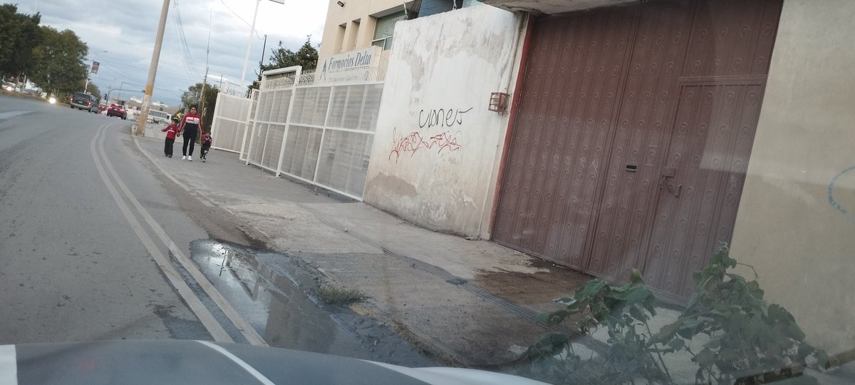 derekcbertiz's tweet photo. AUXILIO con el agua que se está derramando de la casa en 16 de sep esq con av cuauhtémoc y fuentes de San Bartolo es un portón rojo que está al lado de la farmacia Delta frente a pizzerías Charly todo el día se ha tirado el agua se ha tirado el agua @PueblaAyto @AguadePuebla https://t.co/Rwf09zvcdl