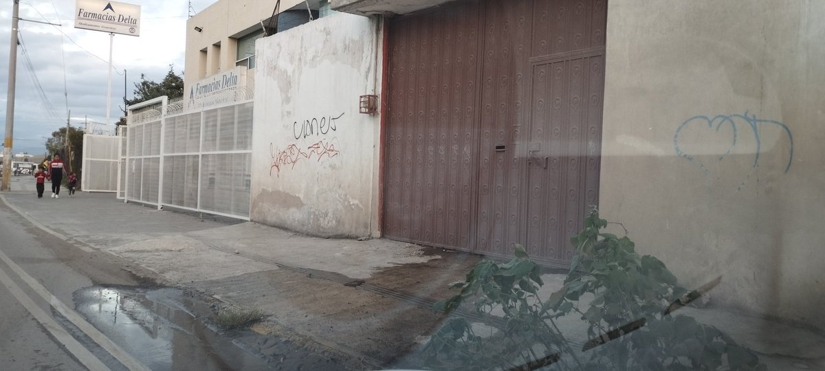 derekcbertiz's tweet photo. AUXILIO con el agua que se está derramando de la casa en 16 de sep esq con av cuauhtémoc y fuentes de San Bartolo es un portón rojo que está al lado de la farmacia Delta frente a pizzerías Charly todo el día se ha tirado el agua se ha tirado el agua @PueblaAyto @AguadePuebla https://t.co/Rwf09zvcdl