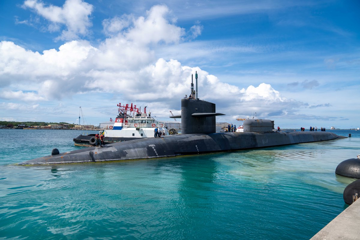 Getting ready for a silent departure 🤫 🌊 

Sailors aboard the Ohio-class guided-missile submarine USS Michigan (SSGN 727) unbolt the brow prior to the ship’s departure, Nov. 20. 

📸: ETN3 Jacob Brown