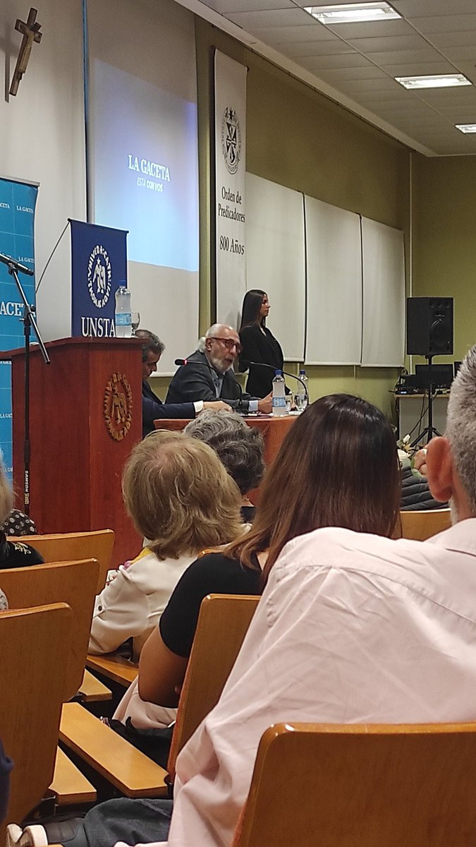 Un placer escuchar a Santiago kovadloff.   
Me quedo con dos frases de la charla: 

"Contemplar es un ejercicio inútil del asombro"

"Un maestro no enseña lo que sabe, enseña lo que no termina de aprender. Busca en sus alumnos cómplices"