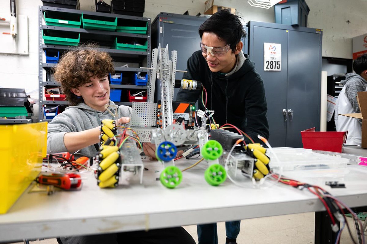 LEGOS & robots 🤖 As part of Robotics Outreach at Lincoln Laboratory (ROLL), FIRST LEGO League and First Tech Challenge (FTC), students from Hanscom Air Force Base and Lincoln Laboratory families were on-site to prepare for their upcoming FIRST competitions. Photos: Niki Fandel
