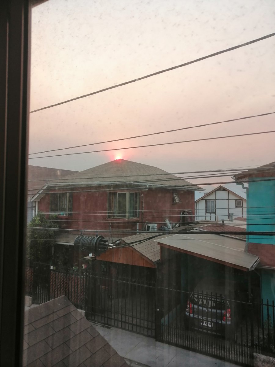 Marcochacon_ini's tweet photo. Así se veía el cielo a eso de las 20 hrs, desde Maipú, mirando hacia el poniente. Medianamente respirable por ahora. https://t.co/U7KMTt4cFp