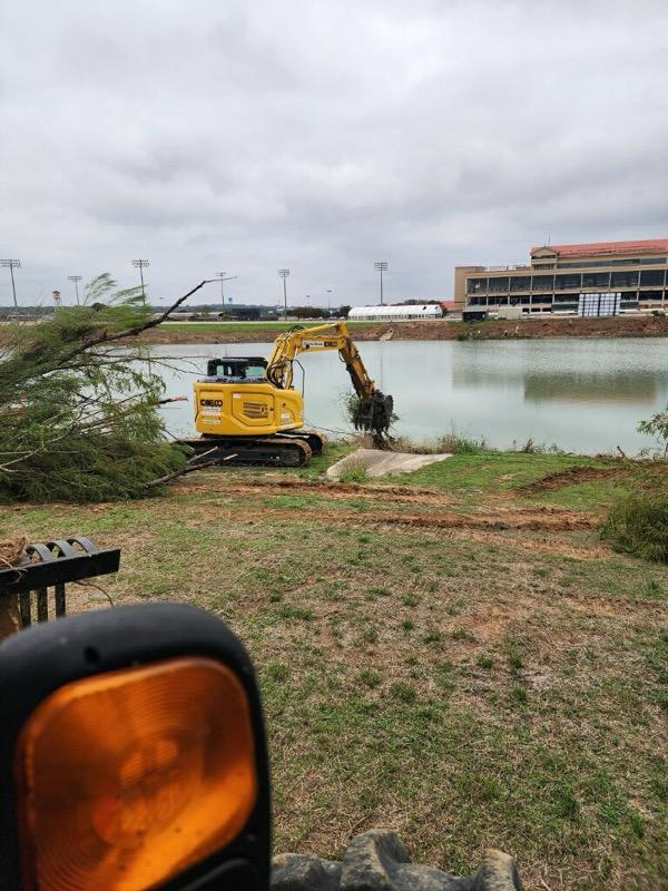 RetamaPark's tweet image. #Tracksafety is our top priority. We removed the brush around our infield lakes to give our Outriders and Trainers a clear view of the horses during training and races. 

Check out the before and after 👇