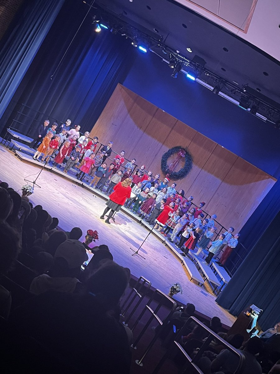 mschristyneu's tweet photo. What a beautiful holiday concert put on by our K-2nd grade students &amp; our talented chorus director, Mrs. Downs here at @GeneseoCSD! ❤️💚 Thank you @GeneseoFineArts for your support! https://t.co/aU442HL6ON