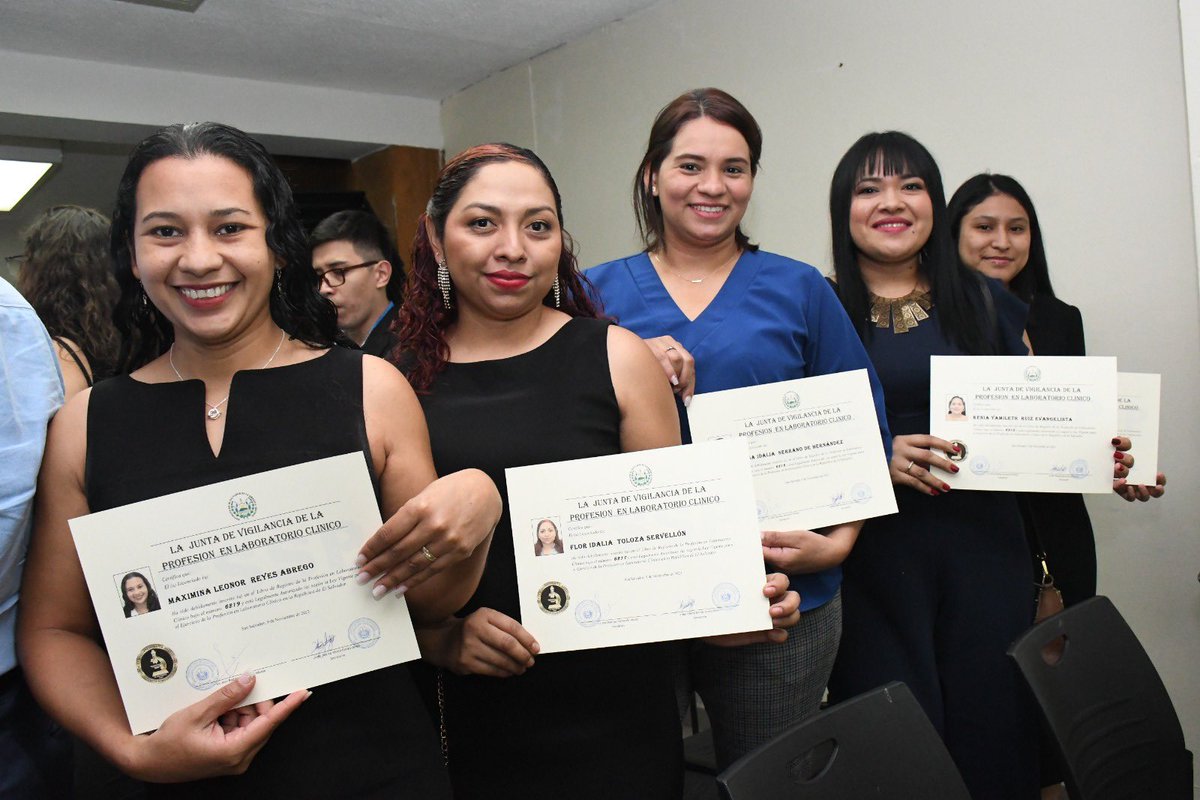 📝La Junta de Vigilancia de la Profesión en Laboratorio Clínico, entregó credenciales a nuevos profesionales en salud, que los autoriza para poder brindar atención a cada salvadoreño.