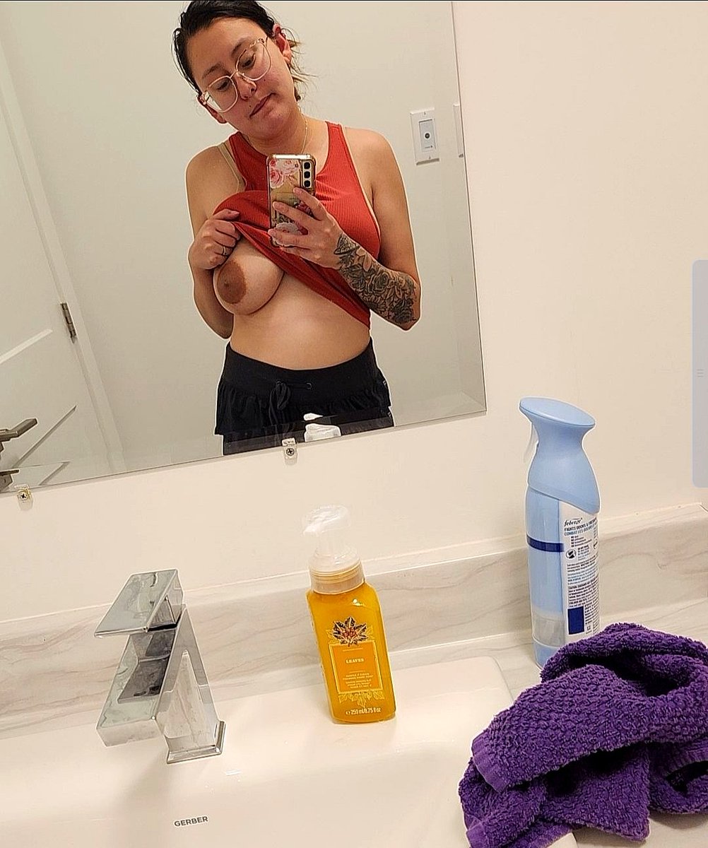 roxytheasian's tweet photo. Little Sneak While We Have Company https://t.co/RbXaj2Zn6O