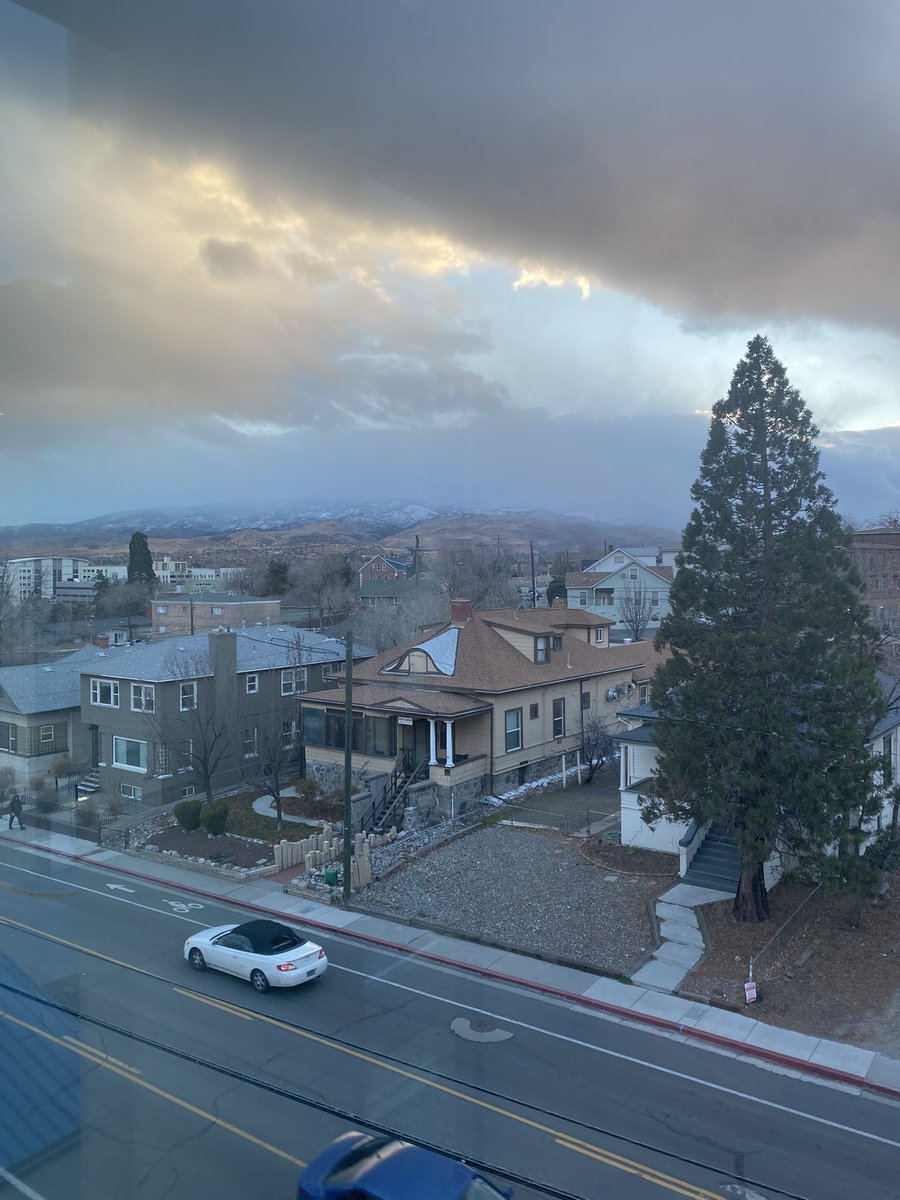 JackCarlisle71's tweet image. Clouds are rolling in over the #sierranevada! Could this be the start of the snowy season? #mediadesign #snow #RSJ108 @carenroblin
