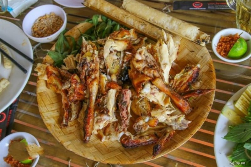 TatumBitte32540's tweet photo. Gà nướng vốn là món ăn nhắc đến đã cảm thấy vô cùng hấp dẫn. Thế nhưng gà nướng Kon Plông còn được coi là món ăn đặc sản hàng đầu mê hoặc của vùng núi rừng Tây Nguyên.

Đây là loại gà được nuôi ở trong bản. Để làm món Gà nướng KonPlông, gà được làm sạch sau đó mổ moi (ở phao câu) rồi dùng cây xiên từ hậu môn lên đầu, cho sả (đập dập), lá chanh vào trong bụng, khâu lại. Sau đó quết hành phi, xì dầu bên ngoài con gà rồi nướng trên bếp than.