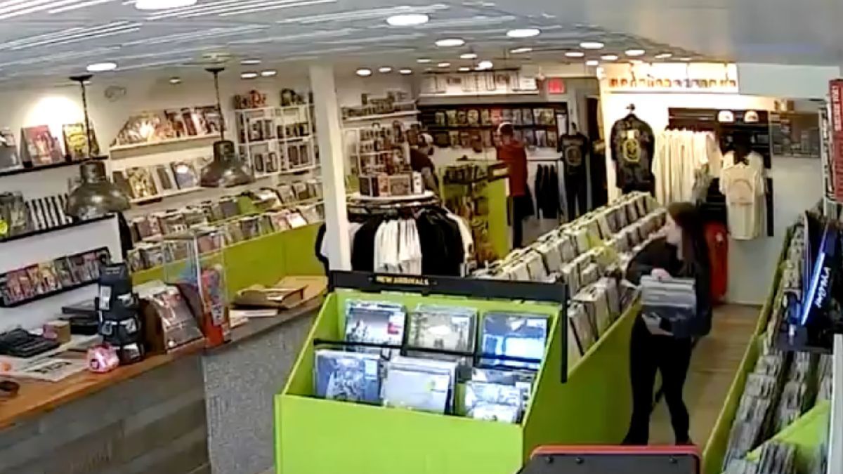 Record shops on the Northwest Side are sounding the alarm on robbers swiping premium vinyl over the past month. blockclubchi.co/3NjbX2h