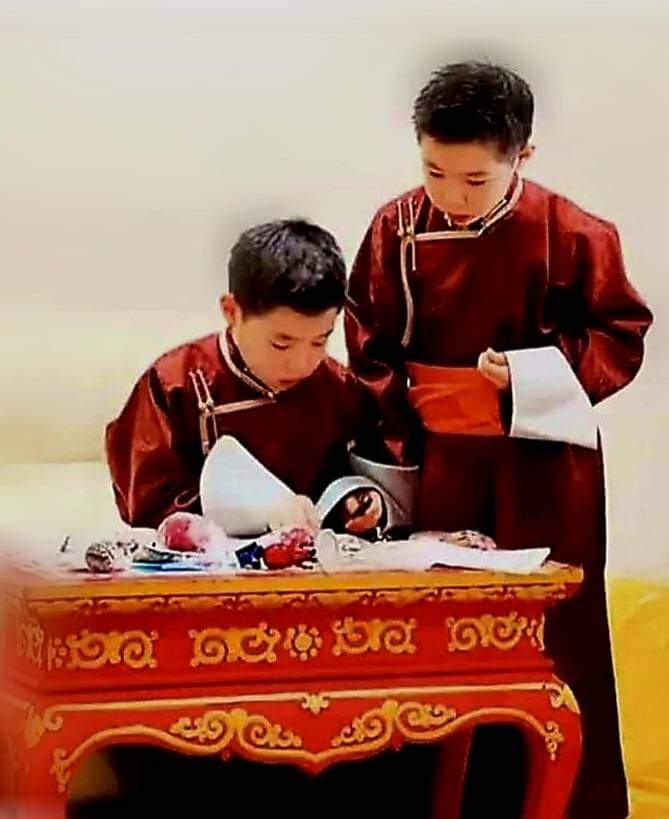 10-р Богд ихэр.
Тэд хоёр эгчтэй, дороо нэг дүүтэй. Ээж аавыг нь Алтаннар-Мөнхнасан гэдэг.
Ихэрүүдийг А.Агуйдай, А.Ачилтай гэдэг. 2015 онд АНУ-д төрсөн.Давхар иргэншилтэй.Хэн нь 10 р Богд гэдгийг та бүхэн мэдэх байх.
Харин Богдын маань жинхэнэ нэр Агудай юу Ачилтай  нь уу?..гэж🤔