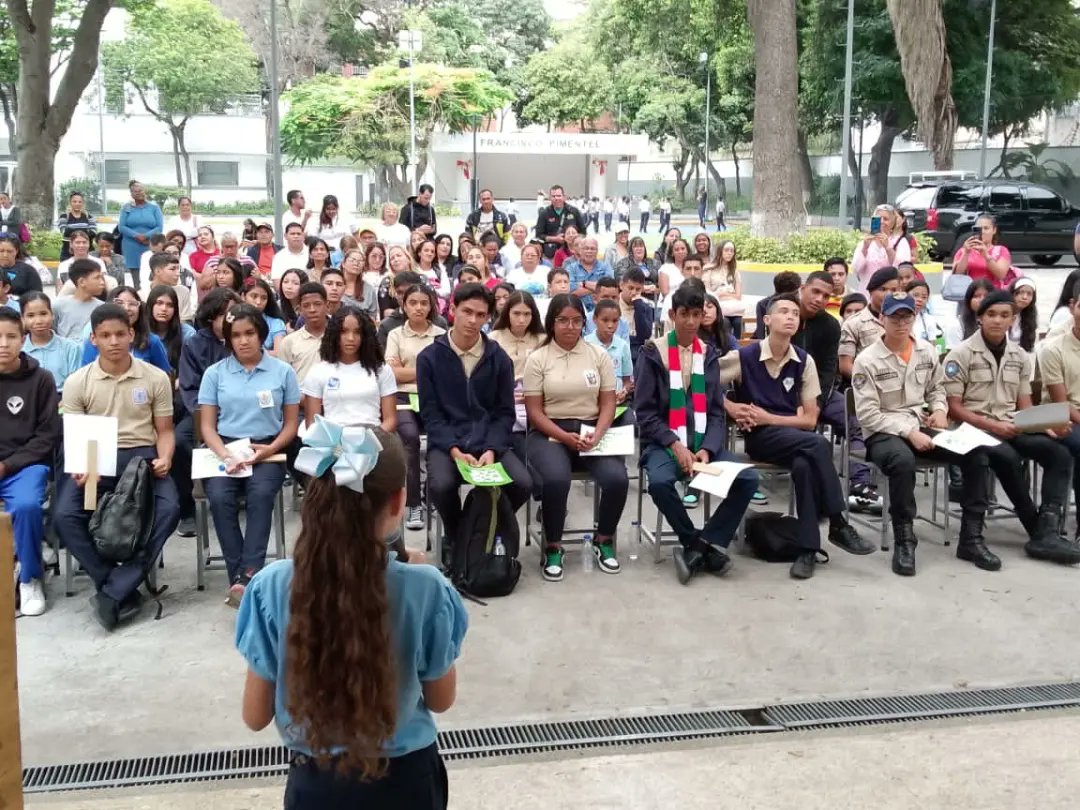 Congreso de Brigadas Ecológicas Escolares de Caracas con el objetivo de fortalecer la Organización Escolar desde la Educ.ambiental, el programa Un Estudiante Un Árbol, plan de acción de brigadistas y la formación docente
<a href="/NicolasMaduro/">Nicolás Maduro</a>
<a href="/_LaAvanzadora/">Yelitze Santaella</a>
<a href="/JosueLorcaV/">Josué Lorca Vega</a>
<a href="/WilmerVasquezM/">Wilmer Vásquez</a>