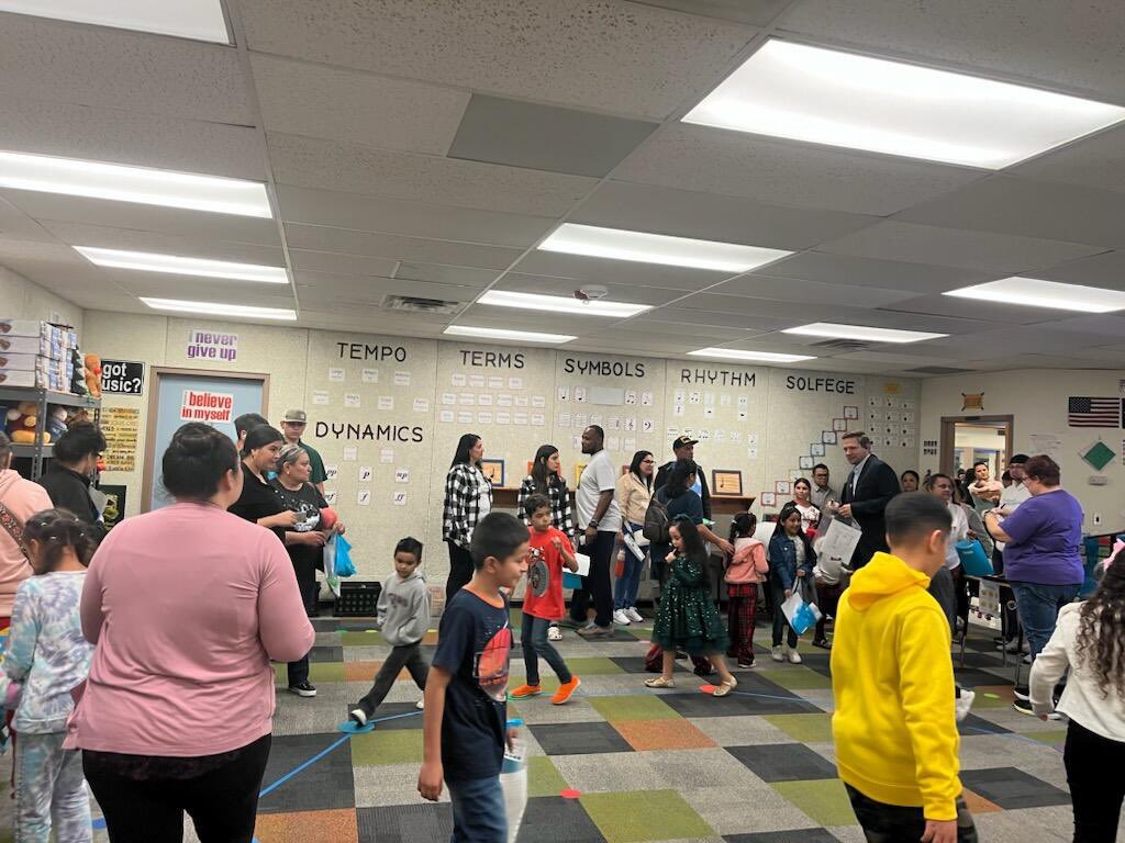 @BluebonnetRRISD we are enjoying Family Fun Night with early literacy and math activities for the whole family! @RoundRockISD @MNaranjo723