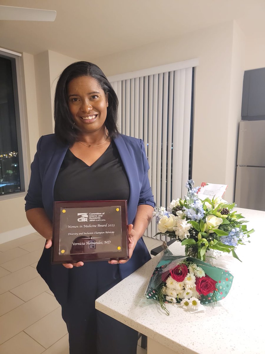 Tonight the #PopUpCulturalMarketPlace became an award winning initiative receiving the women in medicine award 2023 as this year's Diversity & Inclusion champion advocate group. Thank you to the women in medicine CIR committee. Proudly representing @UmJmhIMRes 🇹🇹.