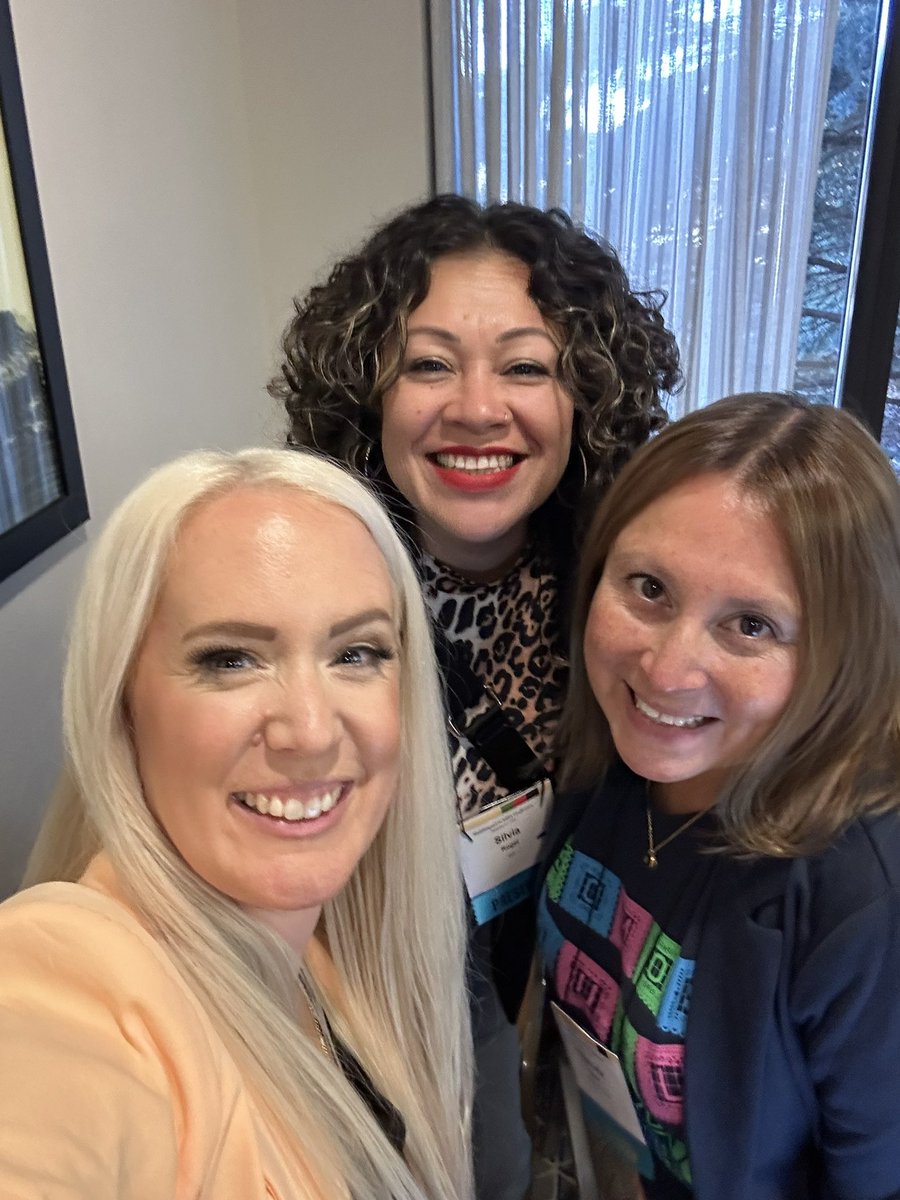 MrsSpinasClass's tweet photo. Love love love these ladies!!! #MultilingualIL23 🤩💗🙌🏻 https://t.co/7djiNPr7wR