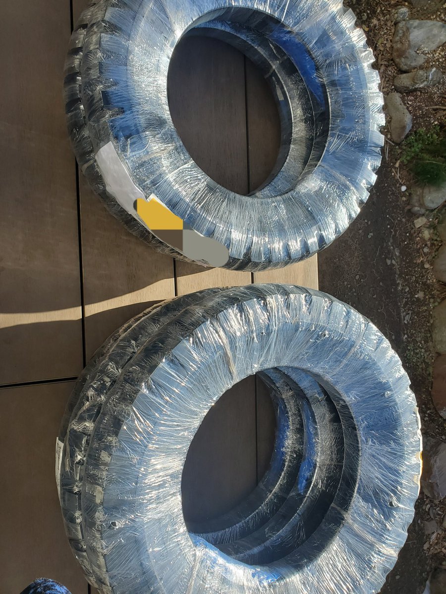 k2desier's tweet image. これラップ剥がして保管するか？
このままだと変な癖付いちゃうから嵌める時面倒だよなぁ
とりあえず室内で保管するか！
#三菱ジープ
#ゲタ山
#DEESTONE
#新品