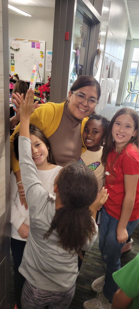Our elf this year is challenging us to spread kindness at school and of course one of our very important stops was to their amazing 3rd grade teachers! <a href="/ZairaPGA/">SraGomez_GE</a> <a href="/SraDobao/">Natalia Dobao</a> #12daysofkindness #geanchored