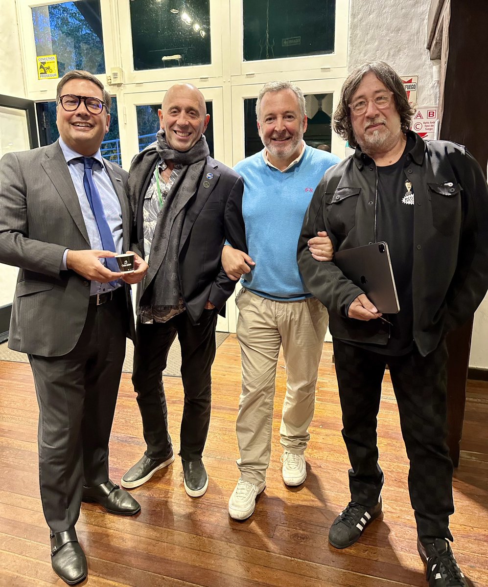 de visita por el Espacio Cabrales me encontré con ⁦<a href="/blastaladrid/">Blas Taladrid</a>⁩, ⁦<a href="/FernandoAguerre/">Fernando Aguerre</a>⁩ y Antonio Aquilia, que está exponiendo.

vayan a ver la obra de Antonio, toda una fiesta para los sentidos👨‍🎨 

#VamosMardelPlata👍🇦🇷

⁦@arribacabrales⁩ ⁦<a href="/RevistaCentral1/">Revista Central</a>⁩