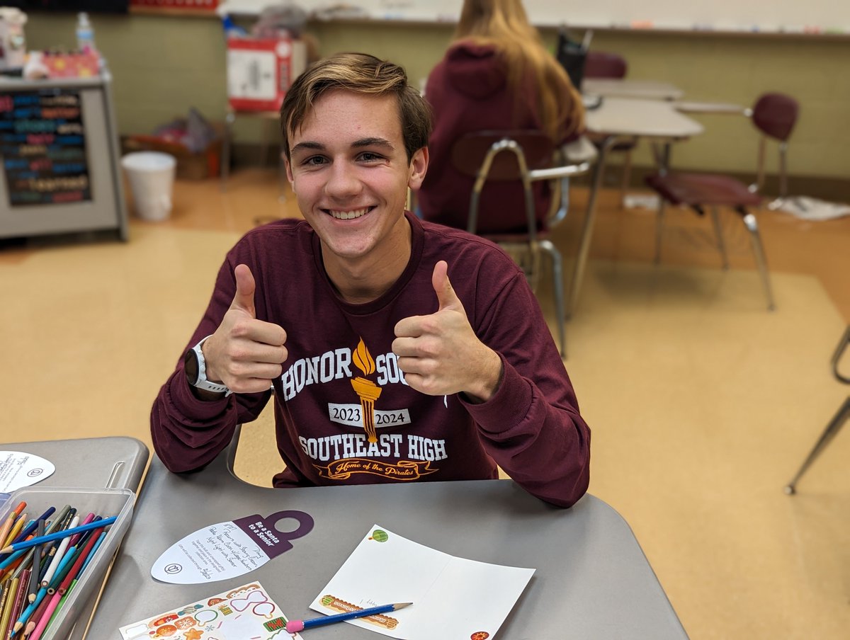 77pbsmiles's tweet photo. @Southeastsupt These are an amazing group of students!  They also helped me for a work project for Home Instead 's Be a Santa to a Senior.  They made 50 cards for isolated seniors. These cards mean so much to a Senior, it reminds them of when their kids were young and made cards! https://t.co/GDKF1tdeuc
