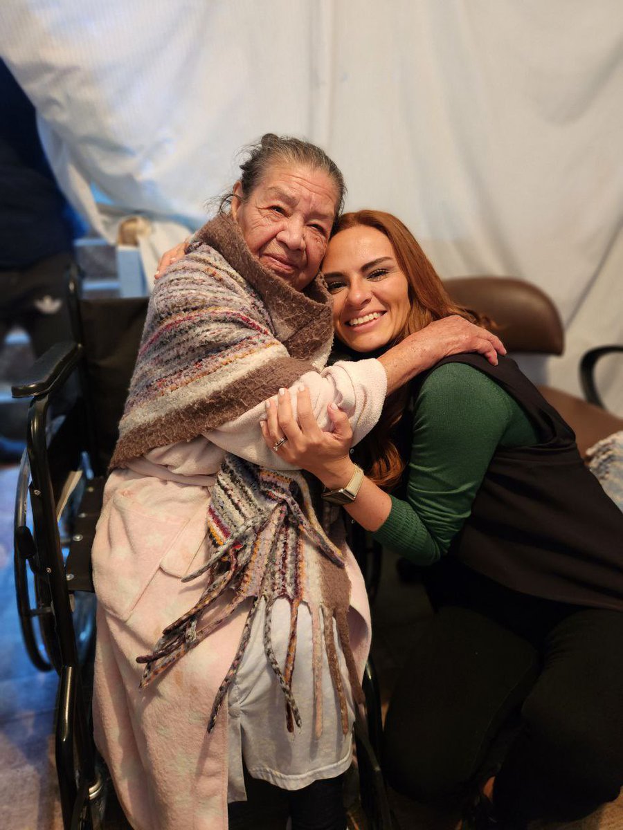 diana_larac's tweet photo. Gracias Sra. Natalia por recibirme con tanto cariño 🩵, me dio mucho gusto visitarla y poder donarle una andadera, su solicitud me llegó y, como siempre, no dudé en atenderla ✔️. 
📍Colonia La Era, Álvaro Obregón. 
#TrabajandoPorTi 🤝 https://t.co/jv5bvM0ZQf