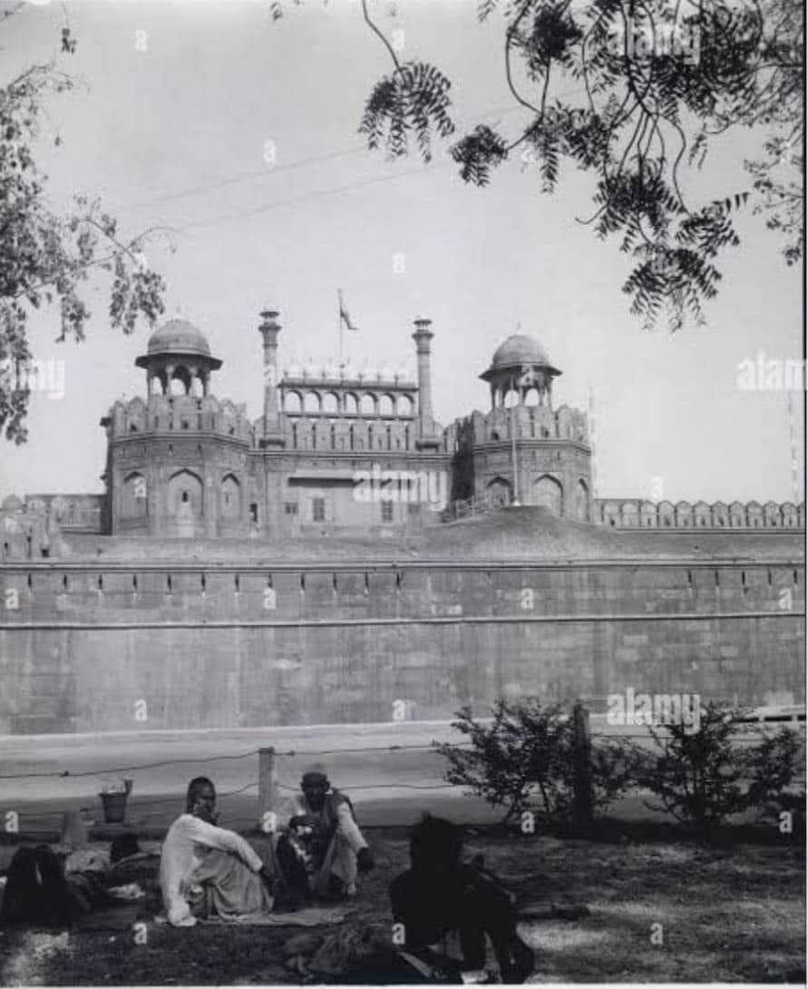 सम्राट शाहजहाँ ने 12 मई 1638 को लाल किले का निर्माण शुरू कराया, जब उन्होंने अपनी राजधानी को आगरा से दिल्ली स्थानांतरित करने का निर्णय लिया।
#RedFort #इतिहास #olddelhi