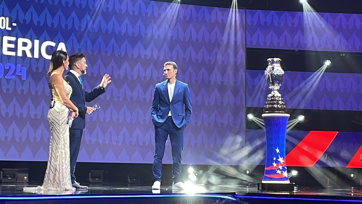 Argentina's tweet photo. #CA2024 Se lleva a cabo la ceremonia del sorteo de la Copa América en Miami 🏆

En el escenario, el entrenador Lionel Scaloni: "Esta Copa es hermosa, muy especial. Disfrutamos un momento único por todo lo que se había vivido, veníamos de una pandemia, de una época dura para todos".

#VamosArgentina 🇦🇷