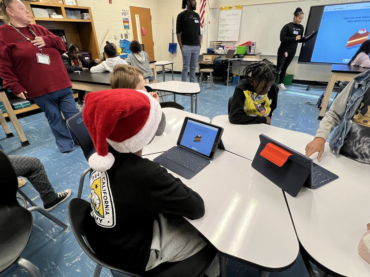 MahoganeyJack's tweet image. Thank you @pthetechcoach 
@teamborders @_edfarm for working with our @CIE_HCS students this week! #LearnWithEdFarm
#CSEdWeek2023