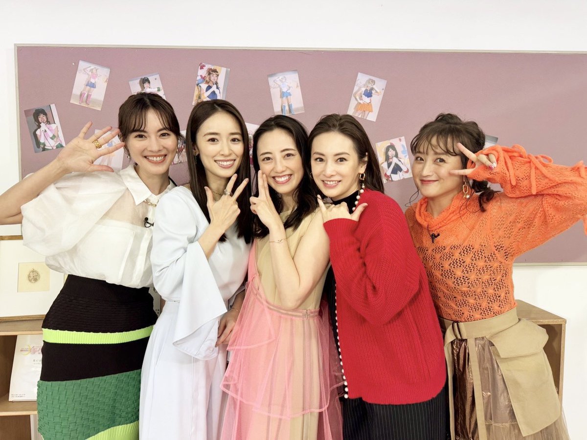 mew_azama's tweet photo. セーラー戦士 20年目の同窓会🌙

💚🩵🩷❤️🧡

実写版「美少女戦士セーラームーン」20周年を記念して
特別番組が放送されることになりました！

CBCテレビ『セーラー戦士 20年目の同窓会』
12月25日(月)23:10〜23:40

Xmasの夜は戦士と一緒に楽しみましょう🎄

#セーラー戦士20年目の同窓会 https://t.co/Oug50eDd2g