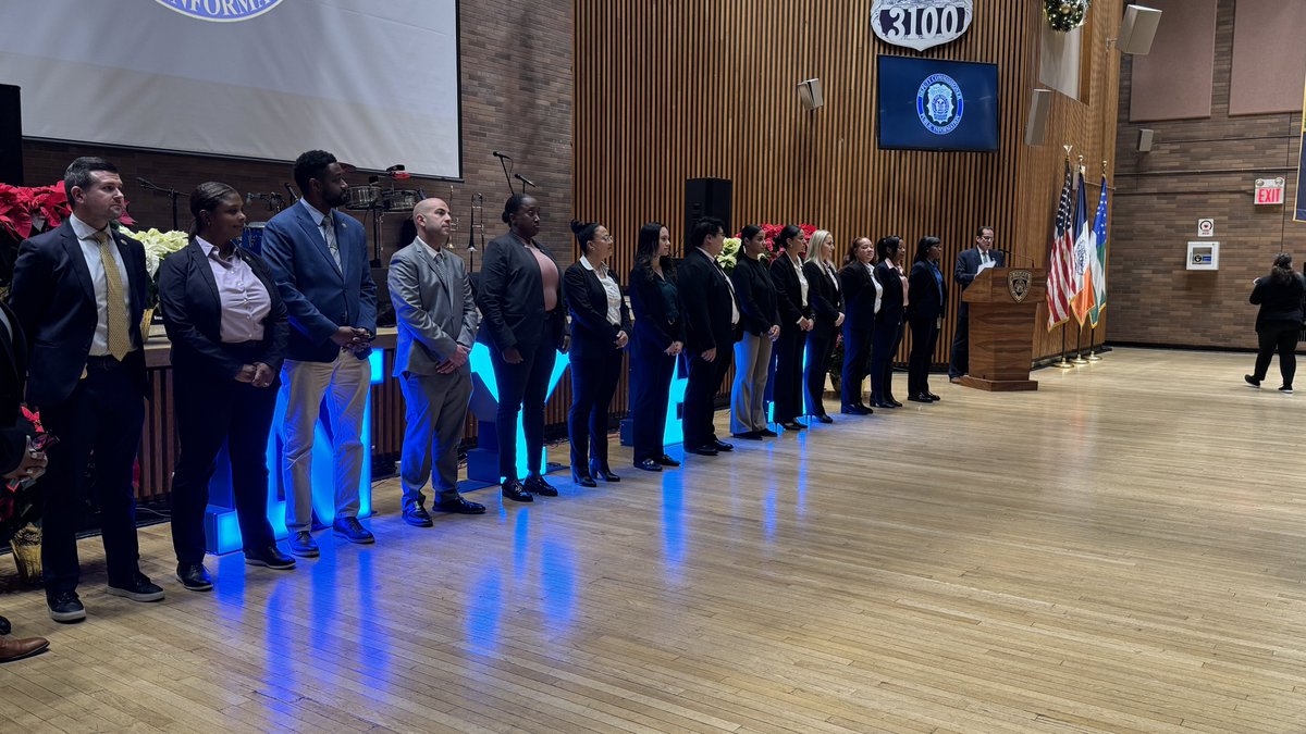 NYPDauxiliary's tweet photo. Thanks to Commissioners Shepard and Nieves for the invitation to be a part of the NYPD DCPI Meet and Greet with the Press at 1 Police Plaza yesterday alongside the talented La Jara Band. It was an insightful event connecting with the press and sharing our passion for music! 🎤🎸 https://t.co/Qm8UYYMtBH