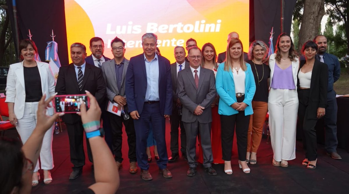 Rolo_Figueroa's tweet photo. Acompañamos a @LuisBertoliniok en la asunción de la intendencia de Plottier, y a las nuevas autoridades 2023/2027. 

Junto a @GloriaARuizok vamos a brindarles todo nuestro apoyo desde la gestión, para continuar con el desarrollo de la ciudad. https://t.co/KX4fnRvRud