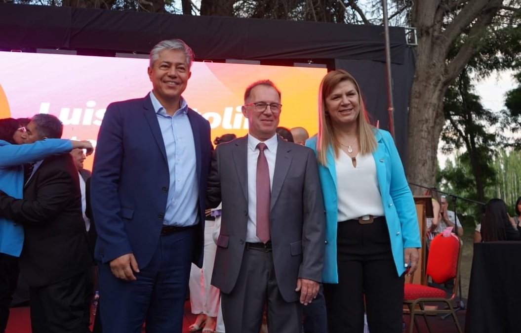 Rolo_Figueroa's tweet photo. Acompañamos a @LuisBertoliniok en la asunción de la intendencia de Plottier, y a las nuevas autoridades 2023/2027. 

Junto a @GloriaARuizok vamos a brindarles todo nuestro apoyo desde la gestión, para continuar con el desarrollo de la ciudad. https://t.co/KX4fnRvRud