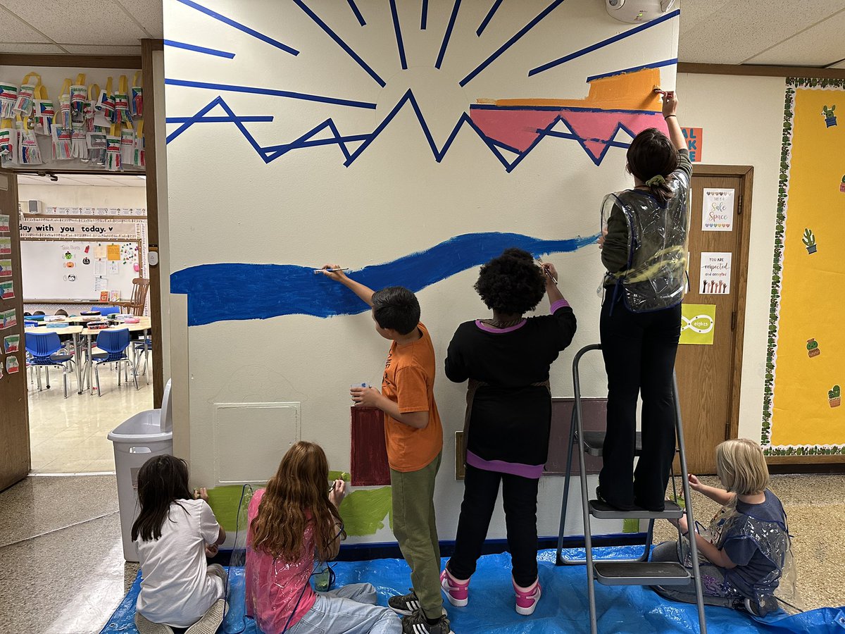 This year's mural is almost complete. I've really enjoyed getting some extra time with these amazing 5th graders ❤️
#d97art #oakpark97 #weared97 #irving97