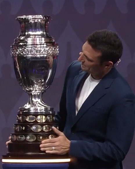 verobrunati's tweet photo. Lionel Scaloni : “Creo que es la primera vez que la tengo tanto en los brazos. No tengo una imagen de haberla tenido. Es muy especial, fue el inicio de una buena era. Ojalá se vuelva a ganar". https://t.co/HkP882yE8c