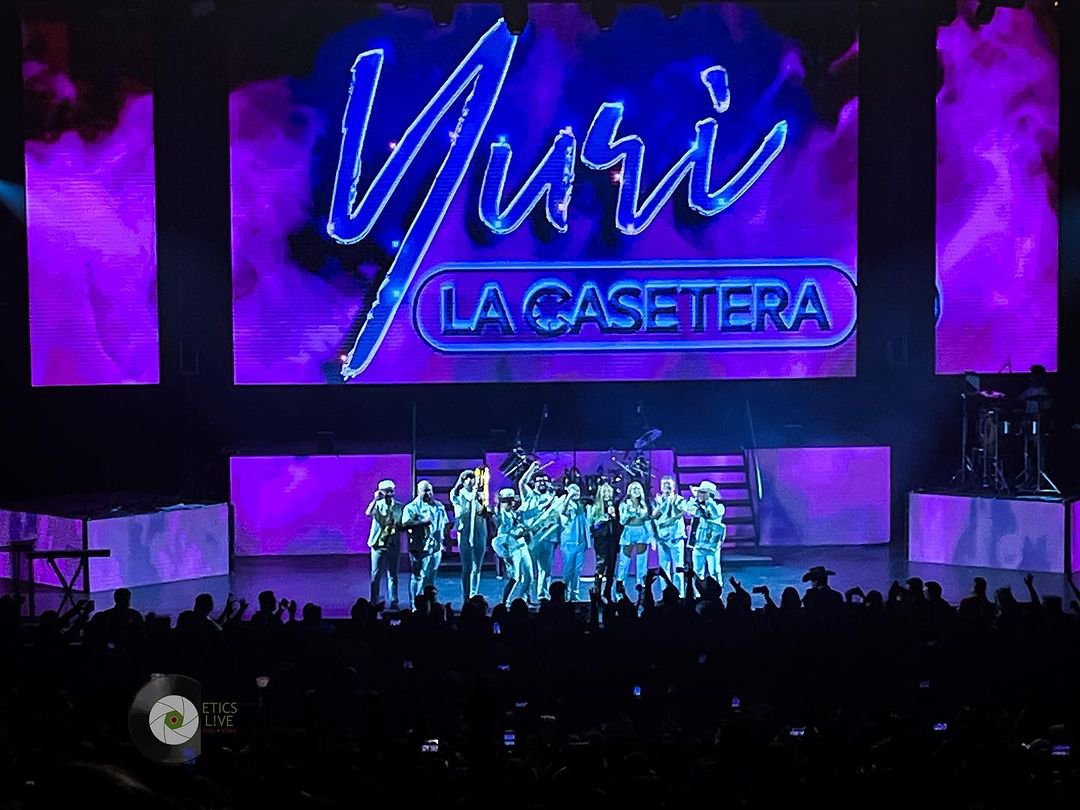 AnaYuritziCru15's tweet photo. #Respot @ETICSLive 🤳 | #Almomento: @OficialYuri con @LaCaseteraMX 

Una de las invitadas sorpresa en el concierto de #lacasetera fue #yuri , la cantante se presenta ante el público regio. https://t.co/gKKQKBygvp