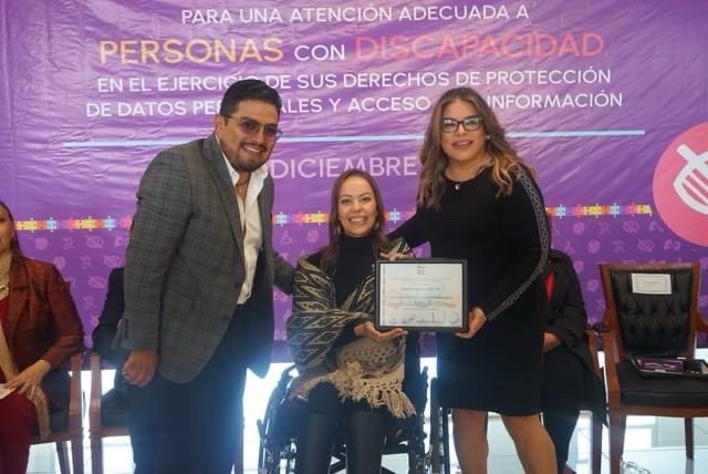 LizMonribot's tweet photo. Asistí a la presentación del manual "Recomendaciones para una Atención Adecuada a Personas con Discapacidad en el Ejercicio de sus Derechos de PDP y DAI", @itaih_hidalgo Felicidades @LAngelHRios por este gran proyecto!! https://t.co/kVNHdo1gSR