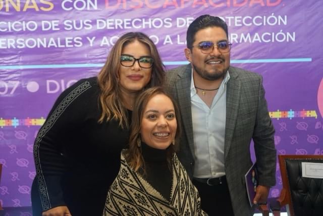 LizMonribot's tweet photo. Asistí a la presentación del manual "Recomendaciones para una Atención Adecuada a Personas con Discapacidad en el Ejercicio de sus Derechos de PDP y DAI", @itaih_hidalgo Felicidades @LAngelHRios por este gran proyecto!! https://t.co/kVNHdo1gSR