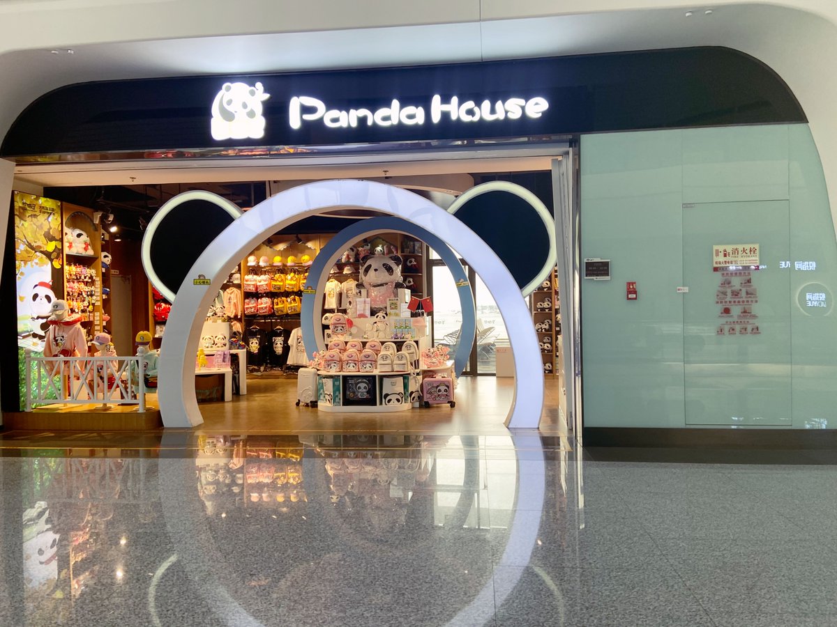 PKXAirport's tweet photo. Calling all international travelers who happen to be #panda maniacs! Plunge into the #PandaHouse at #DaxingAirport's Area B for adorable panda-themed gifts. Snag your own panda buddy—bags, towels, ornaments, and more for playful fun. 🐼🎁 #PandaMania #PKXDelights #PKX https://t.co/X7k5Y2dVfW