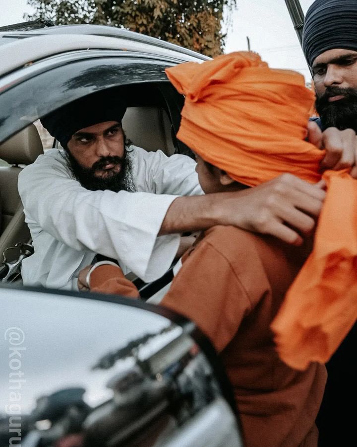kaurkhalsa1984's tweet photo. ਛੱਡ ਸਭ ਕੁਝ ਆਪਣਾ ਜੋ ਪੰਜਾਬ ਸੀ ਆ ਗਿਆ
ਜਿੰਨੇ ਮੱਥਾ ਸਿੱਧਾ ਦਿੱਲੀ ਹਕੂਮਤ ਨਾਲ ਸੀ ਲਾ ਲਿਆ 
ਅੱਜ ਜੇਲ ਵਿੱਚ ਗਏ ਨੂੰ ਕਿਉ ਕੌਮ ਭੁੱਲ ਗਈ.??

ਉਹ ਤਾਂ ਤੁਹਾਡੇ ਹੀ ਧੀਆਂ- ਪੁੱਤਾਂ ਲਈ ਬਣ ਸਹਾਰਾ ਸੀਗਾ ਆਇਆ 
ਜਿੰਨੇ ਨਿੱਝੀ ਜਿੰਦਗੀ ਛੱਡ ਪੂਰੀ ਕੌਮ ਨੂੰ ਸੀ ਅਪਣਾਇਆ
ਅੱਜ ਕਰਦਾ ਕਿਉ ਨੀ ਯਤਨ ਕੋਈ 
ਲੀਡਰ ਆਪਣੇ ਨੂੰ ਰਿਹਾਅ ਕਰਵਾਉਣ ਲਈ.? https://t.co/KQvc81pJiu