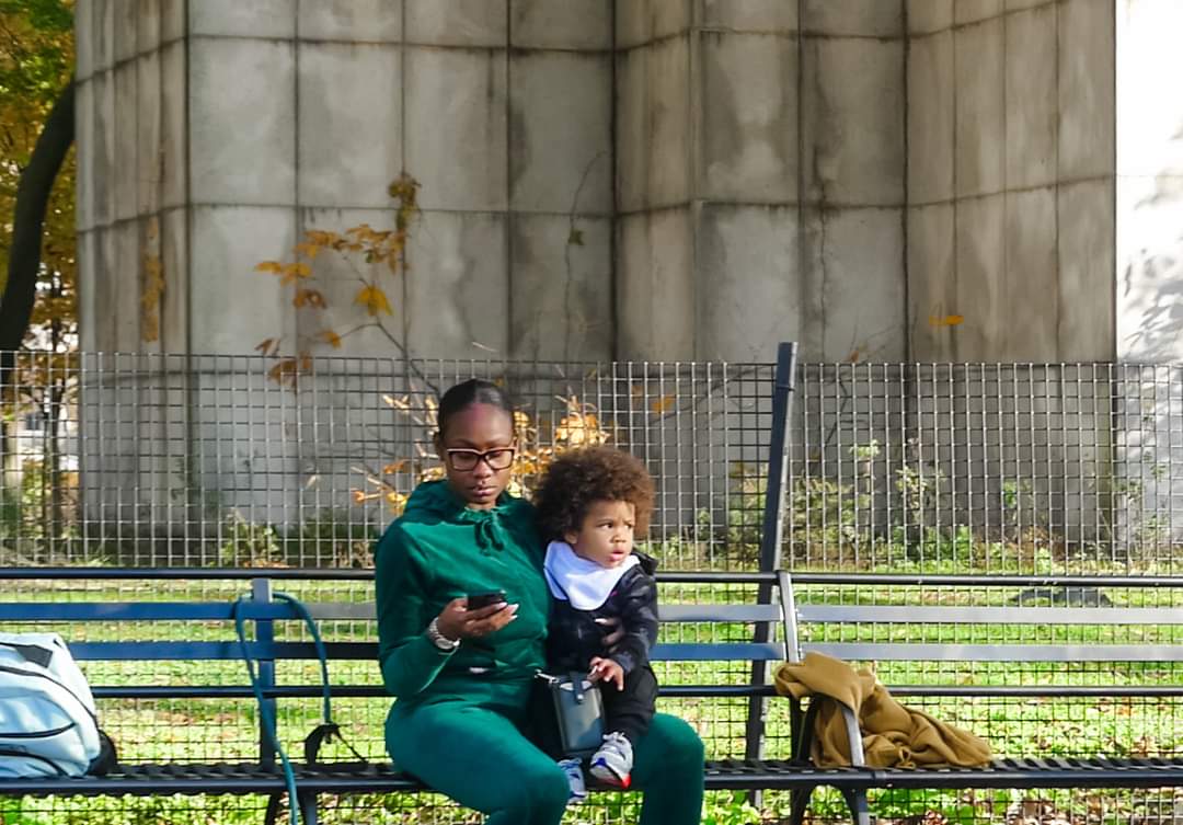 angelspear_ph's tweet photo. Street performer audiences in New York.  #streetphotography  #streetphotographycommunity #streetphotographer #streetphotographyworldwide #streetphotographyinternational  #streetart #streetarteverywhere  #ny #newyork https://t.co/gzGTNUSlRZ