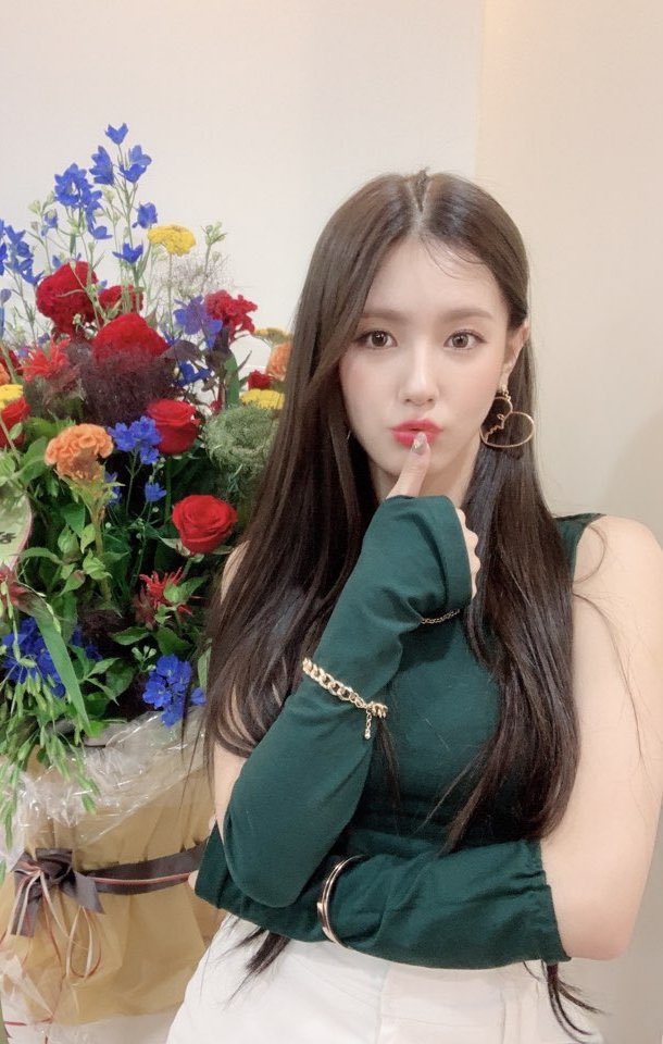 digle_mp4's tweet image. súbanle todo el volumen a la bocina porque ya ando en modo #𝐜hr𝕚stmā𝕤ーsᥱa𝐬o͜͡n y quiero que los #fo͜͡revᥱr·𝕥u𝕟ēs suenen en todos lados para celebrar que finalmente #𝐬āvagᥱ가다·rēt𝕦rn se volvió realidad gracias a las niñas de @savegecore. 

𝚗o𝕠dle𝕤 -- #𝕝ia🍜