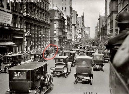 5th Ave, NYC                       5th Ave, NYC 
in 1900: 1 car                       in 1913: 1 horse