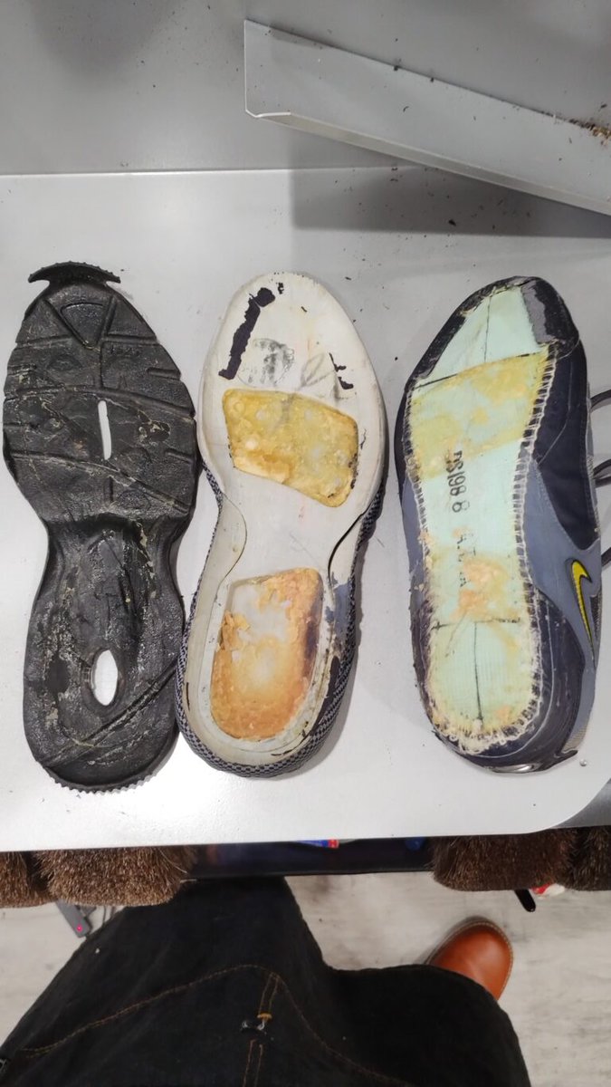 Alterna_shoe's tweet photo. 持ち込み時はカカトからフマズ部分にかけて剥がれていた状態でしたが、全面的に剥がして再接着することになりました。中のクッション材（ベージュ色部分）が劣化していたので中のパーツ作成。作業中パーツがバラバラになったので古い接着剤の除去と下処理を実施。
#靴修理 #葛飾区 #亀有 #nike https://t.co/KlXKboqW6y