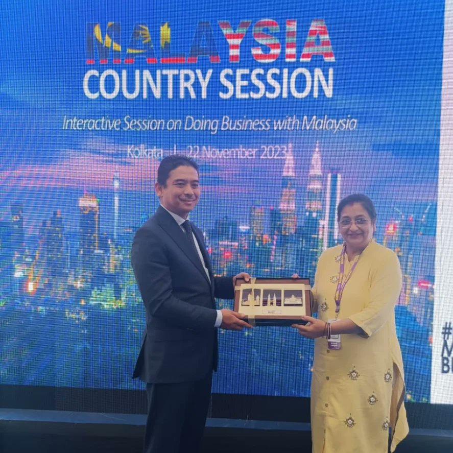 Govt of Malaysia felicitated #ICIB in Kolkata and recieved by Sr. VP Mrs Tinku Gupta for contribution to enhancing bilateral #trade and #investments between #Bharat & #Malaysia @MYHCNewDelhi @matrade @MEAIndia @OfficialMIDA