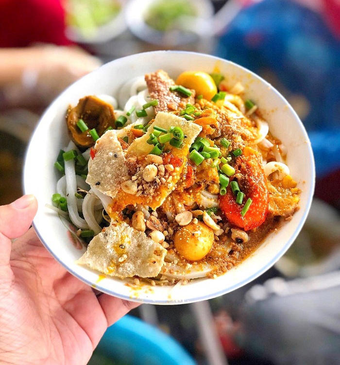 MÌ QUẢNG

Đến Hội An làm bát mì Quảng
Hương vị vừa tới, hơi cay, hơi nồng, nước trộn đặc sệt
Ngon thấm vào ruột ^^