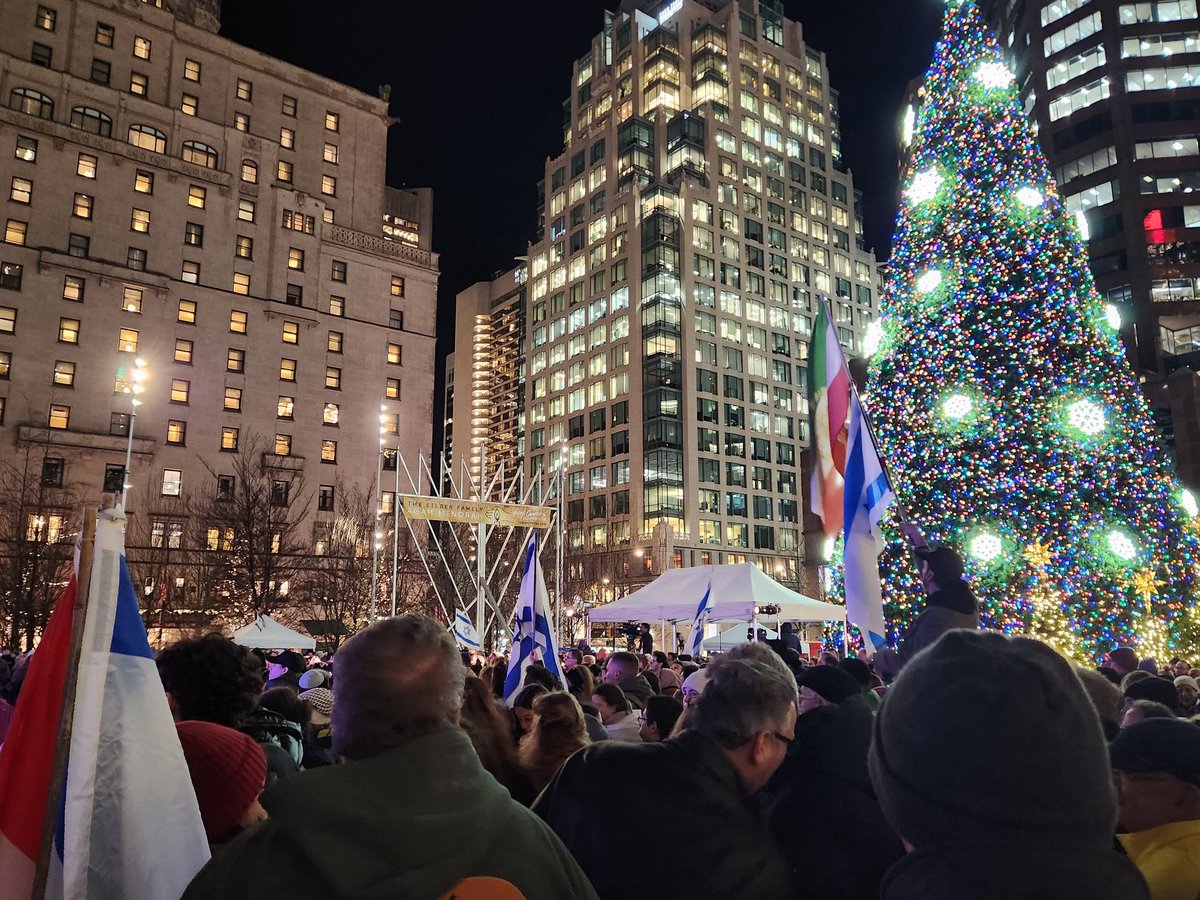 nicoslobinsky's tweet photo. @Dave_Eby @KevinFalcon @KenSimCity @CityofVancouver The @VanArtGallery Plaza is full, people are united in their desire for peace and hope for a better world.
#UniteforLight https://t.co/4tgdL6CZuU